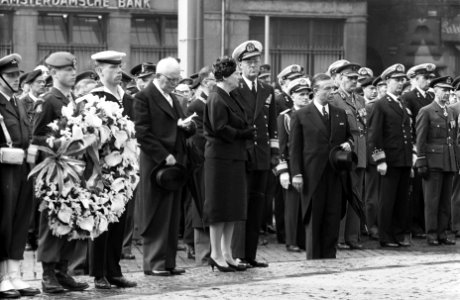 Herdenking bij het Nationaal Monument op de Dam in aanwezigheid van het koninkli, Bestanddeelnr 912-4466