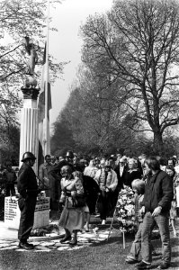 Herdenking bij het monument op de nieuwe Oosterbegraafplaats, Bestanddeelnr 929-7021