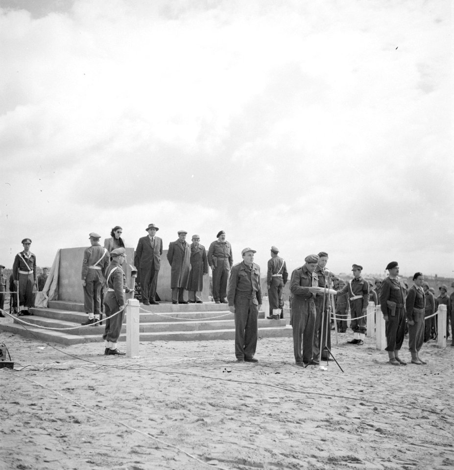 Herdenking bij een monument op 15 mei 1949 bij de eerste verjaardag van de onafh, Bestanddeelnr 255-1019
