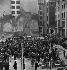 Herdenking Duitse inval in Nederland bij het verwoeste Austin Friars., Bestanddeelnr 935-2389