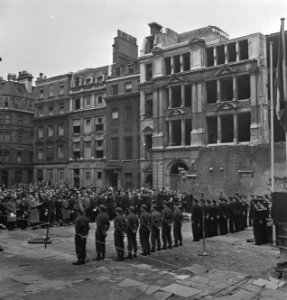 Herdenking Duitse inval in Nederland bij het verwoeste Austin Friars, Bestanddeelnr 935-2386