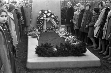 Herdenking bombardement van het Bezuidenhout in Den Haag leggen van kransen bij , Bestanddeelnr 911-0643