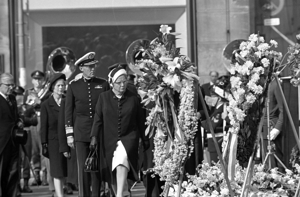Herdenking bij Nationaal Monument op de Dam. Koningin Juliana en prins Bernhard, Bestanddeelnr 921-3182