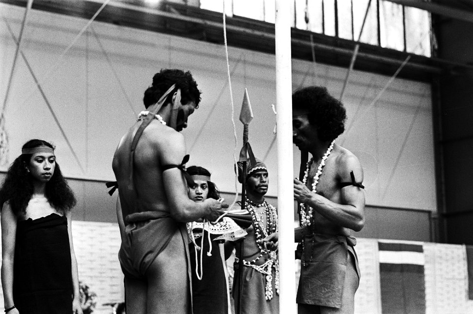 Herdenking van uitroepen van Republiek der Zuid-Molukken Houtrusthallen in Den Haag , de ceremonie tijdens het hijsen van de RMS-vlag, Bestanddeelnr 931-4498