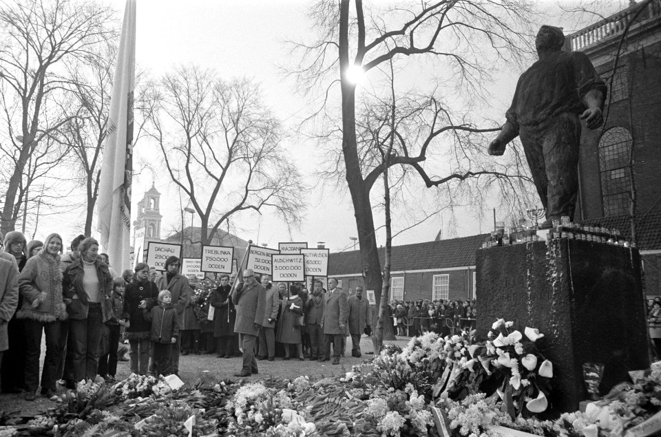 Herdenking februaristaking stoet met protestborden, Bestanddeelnr 925-4132