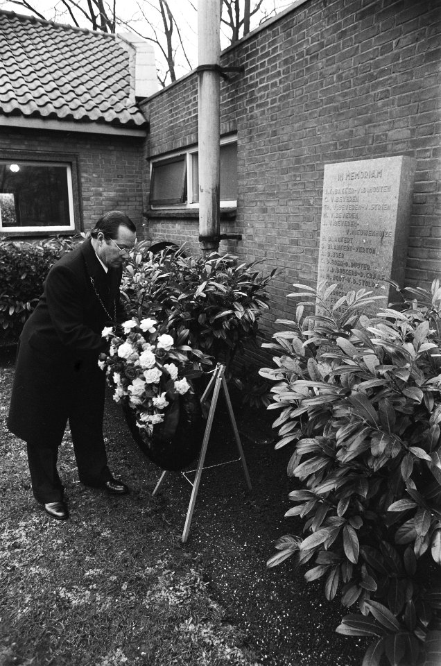 Herdenking watersnoodramp in Zeeland (1-12-1953) in Zierikzee bij Zuiderhavenpoo, Bestanddeelnr 929-5534