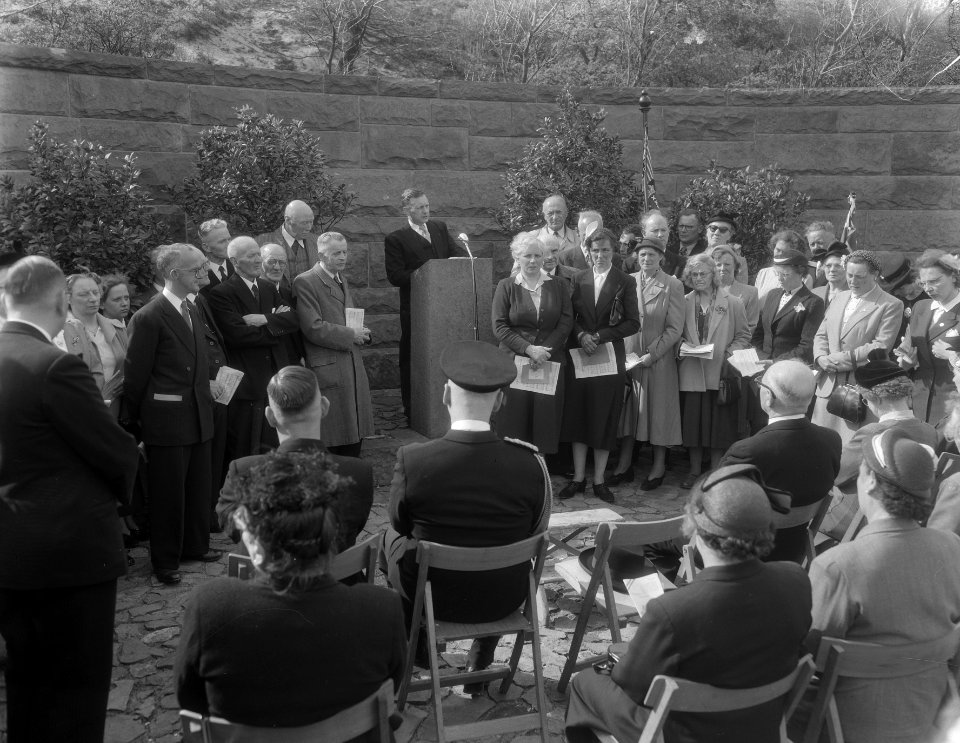 Herdenking erebegraafplaats Overveen Minister Suurhoff, Bestanddeelnr 906-4559