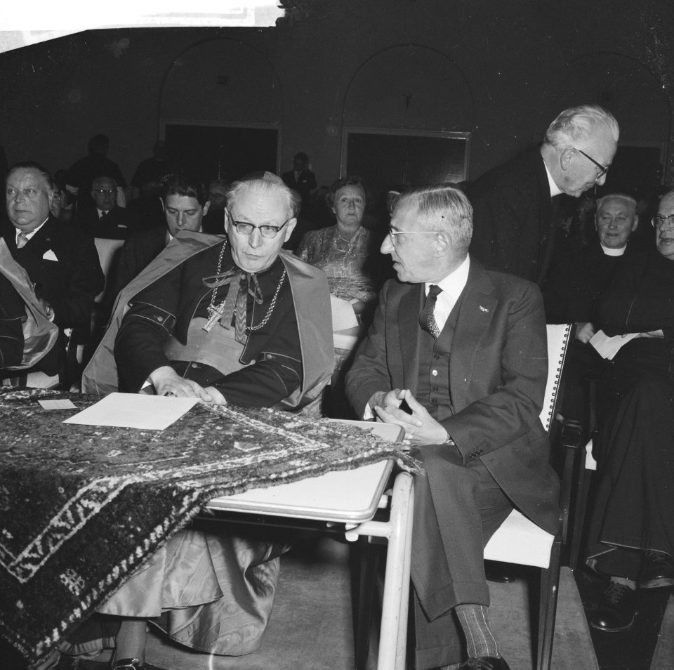 Herdenking in Constantijncollege in Amersfoort Kardinaal Alfrink en De Quai, Bestanddeelnr 912-8422