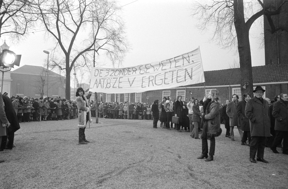 Herdenking februaristaking stoet met protestborden, Bestanddeelnr 925-4133