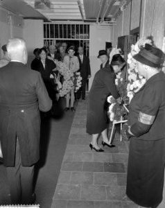 Herdenking bij dodencel 601 in het Oranjehotel, Bestanddeelnr 911-6585