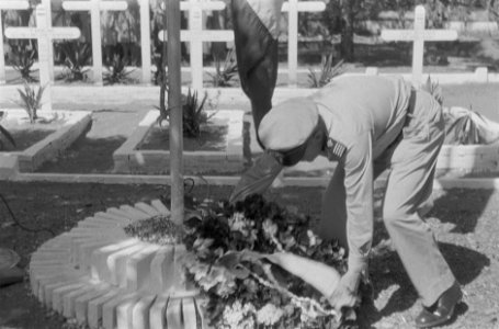 Herdenking Erebegraafplaats. Resident J.B. van Stralen legt een krans bij de vla, Bestanddeelnr 448-4-1