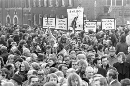 Herdenking februaristaking stoet met protestborden, Bestanddeelnr 925-4116