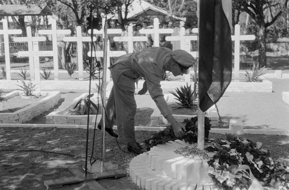 Herdenking Erebegraafplaats. Een adjudant onderofficier legt een krans, Bestanddeelnr 448-4-3