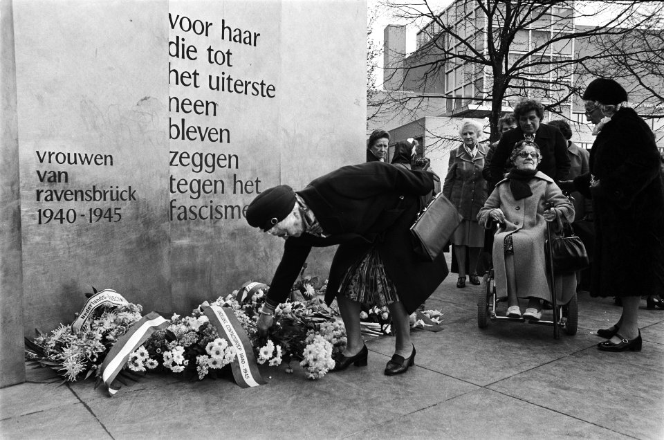 Herdenking bij het monument 'Vrouwen van Ravensbrück' op het Museumplein, Bestanddeelnr 929-6816