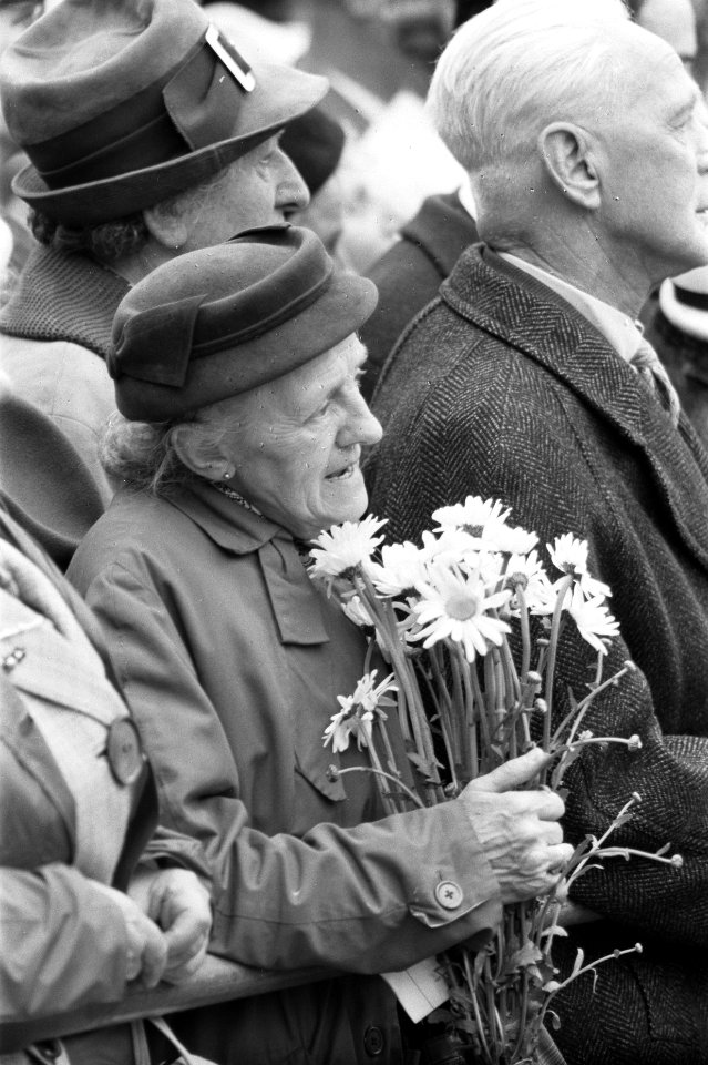 Herdenking bij het Nationaal Monument op de Dam in aanwezigheid van het koninkli, Bestanddeelnr 912-4469
