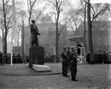 Herdenking februaristaking op het J D Meyerplein burgemeester van Hall tijdens, Bestanddeelnr 910-1777