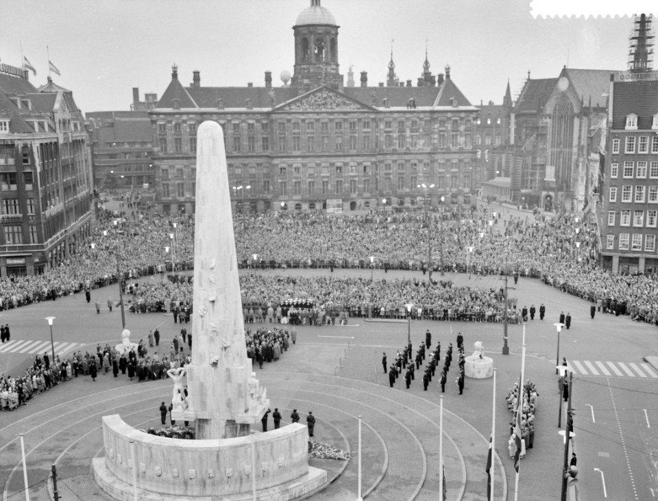 Herdenking bij het Nationaal Monument op de Dam. Overzicht in de enorme menigte , Bestanddeelnr 912-4461