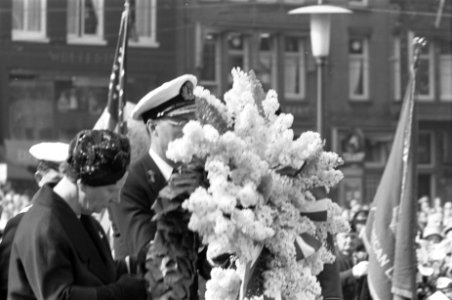 Herdenking bij het Nationaal Monument op de Dam in aanwezigheid van het koninkli, Bestanddeelnr 912-4465
