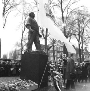 Herdenking februari-staking op J.D. Meijerplein , Burgemeester Van Hall legt een, Bestanddeelnr 918-8306