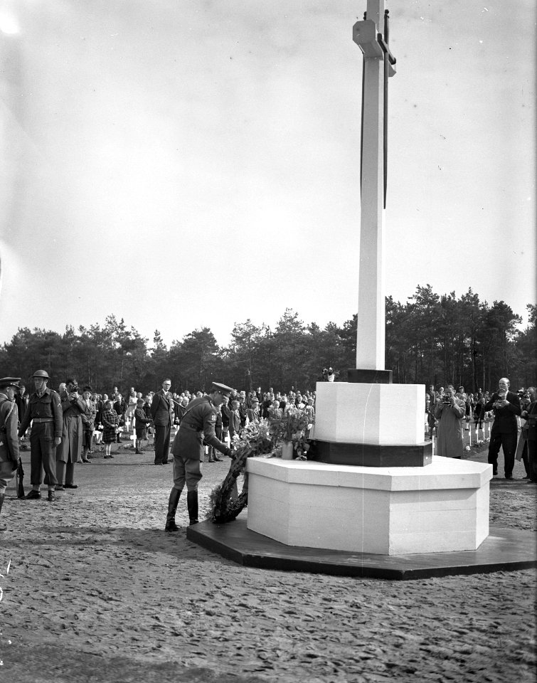 Herdenking Canadese kerkhof Holten Canadese brug, Bestanddeelnr 902-7348