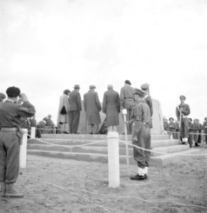 Herdenking bij een monument op 15 mei 1949 bij de eerste verjaardag van de onafh, Bestanddeelnr 255-1020