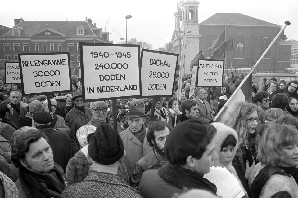 Herdenking februaristaking stoet met protestborden, Bestanddeelnr 925-4130
