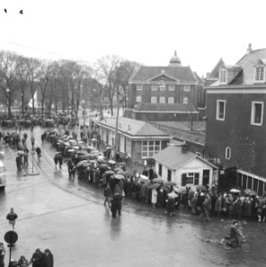 Herdenking februari-staking op J.D. Meijerplein , overzicht uit de Mozes en Aaro, Bestanddeelnr 918-8305
