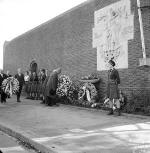 Herdenking in Oranjehotel te Scheveningen. Kranslegging bij muur van gevangeni, Bestanddeelnr 913-0511