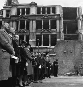 Herdenking Duitse inval in Nederland bij het verwoeste Austin Friars. Enkele pro, Bestanddeelnr 935-2384