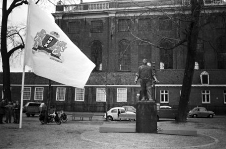 Herdenking Februaristaking, Amsterdam Amsterdamse vlag bij Dokwerker, overzicht, Bestanddeelnr 924-3035