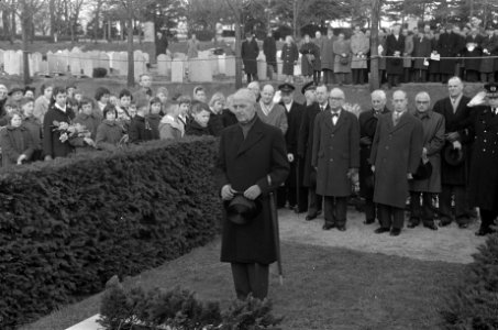 Herdenking bombardement van het Bezuidenhout in Den Haag leggen van kransen bij , Bestanddeelnr 911-0642