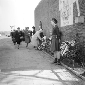Herdenking in Oranjehotel te Scheveningen. Kranslegging bij muur van gevangeni, Bestanddeelnr 913-0510