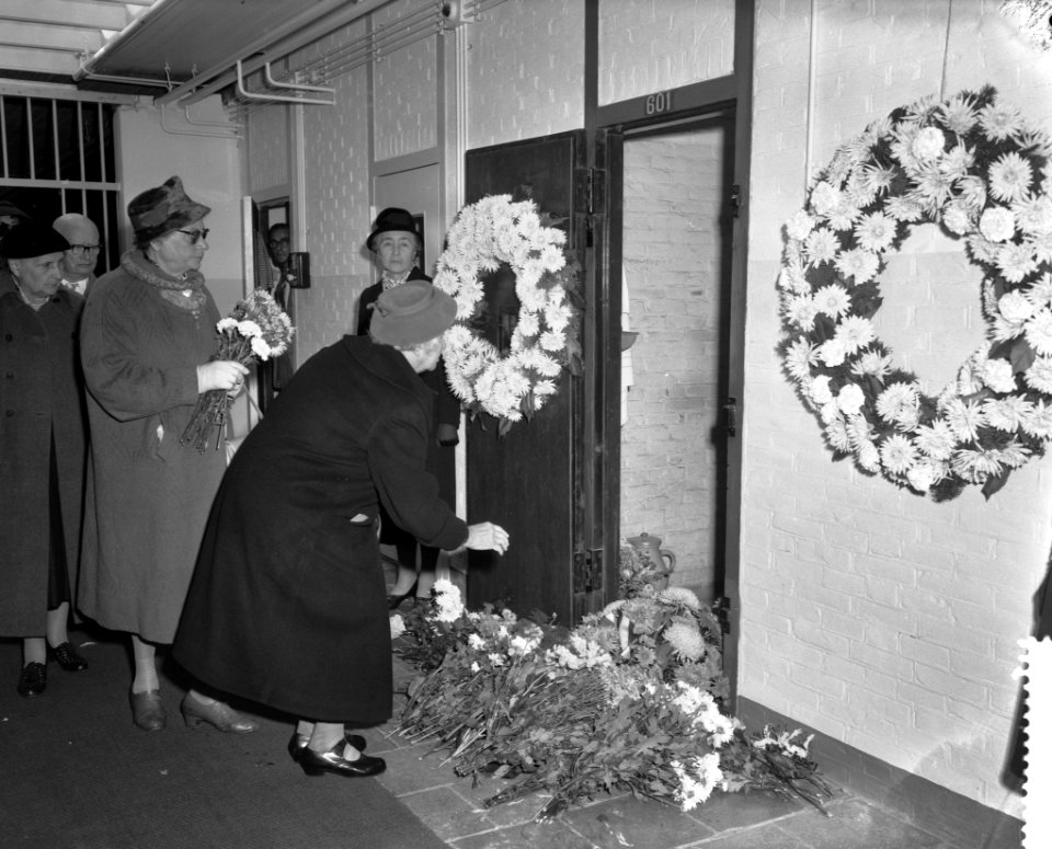 Herdenking bij dodencel 601 in het Oranjehotel, Bestanddeelnr 911-6588