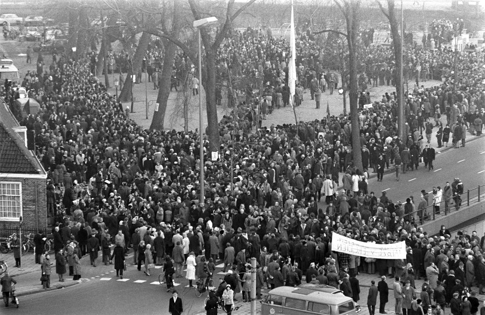 Herdenking februaristaking stoet met protestborden bij dokwerken, Bestanddeelnr 925-4125
