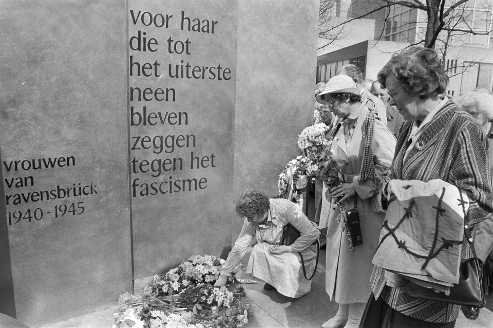 Herdenking bij Ravensbrück-monument op het Museumplein te Amsterdam, Bestanddeelnr 933-6372