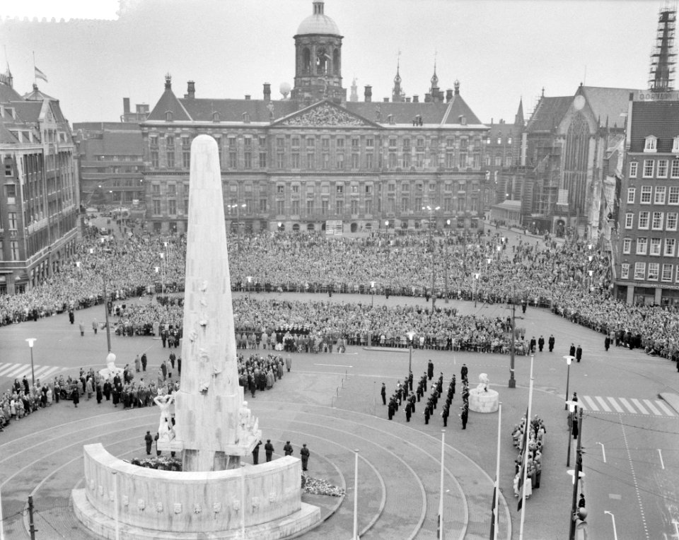 Herdenking bij het Nationaal Monument op de Dam. Overzicht in de enorme menigte , Bestanddeelnr 912-4459