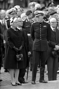 Herdenking bij Nationaal Monument op de Dam. Nummers 10.11 Minister Beernink , p, Bestanddeelnr 921-3180