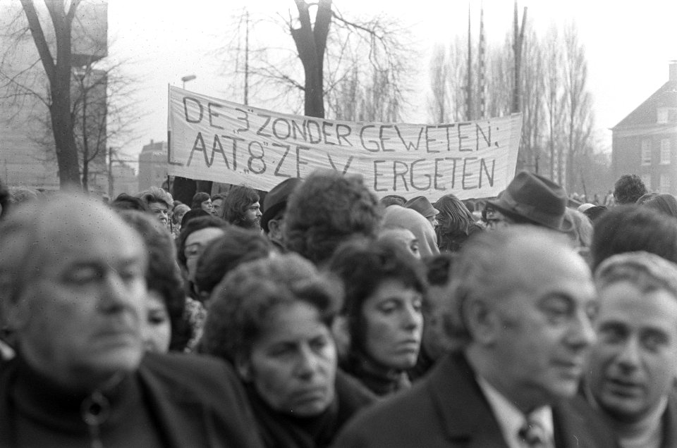 Herdenking februaristaking stoet met protestborden bij dokwerken, Bestanddeelnr 925-4121