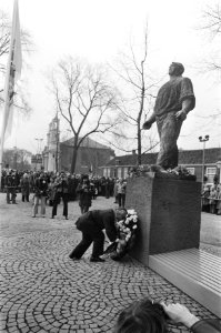 Herdenking februaristaking bij Dokwerker in Amsterdam burgemeester Polak legt k, Bestanddeelnr 929-5910