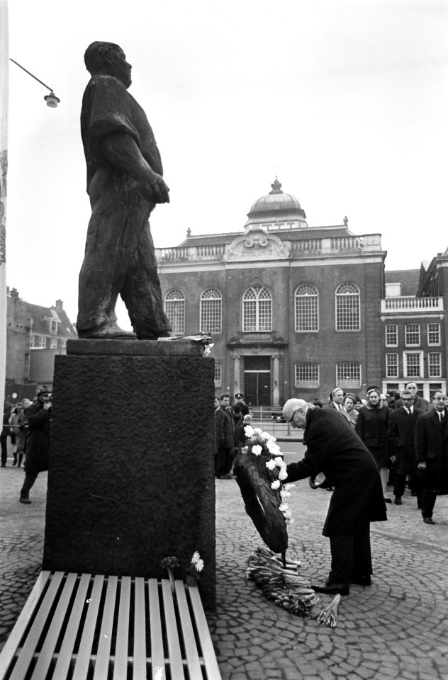 Herdenking februaristaking bij Dokwerker J.D. Meijerplein Amsterdam 3 burgemeest, Bestanddeelnr 922-1388