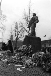 Herdenking Februaristaking bij Dokwerker bloemen leggen bij Dokwerker, Bestanddeelnr 932-8802