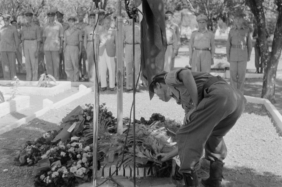 Herdenking Erebegraafplaats. Een soldaat legt een krans, Bestanddeelnr 448-4-4