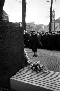 Herdenking februaristaking Dokwerker J.D. Meijerplein Amsterdam, 3 burgemeester , Bestanddeelnr 922-1389
