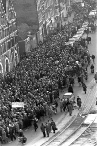Herdenking februaristaking stoet met protestborden bij dokwerken, Bestanddeelnr 925-4126