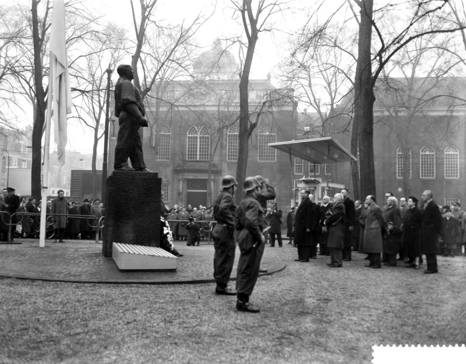 Herdenking februaristaking op het J D Meyerplein burgemeester van Hall tijdens, Bestanddeelnr 910-1774