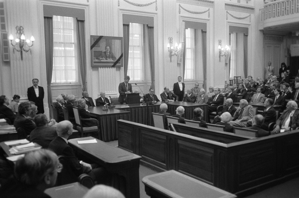 Herdenking dr. W. Drees in Tweede Kamer de herdenking (minuut stilte, Bestanddeelnr 934-2537