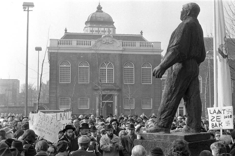 Herdenking februaristaking Joodse orthodoxen met borden, Bestanddeelnr 925-4120