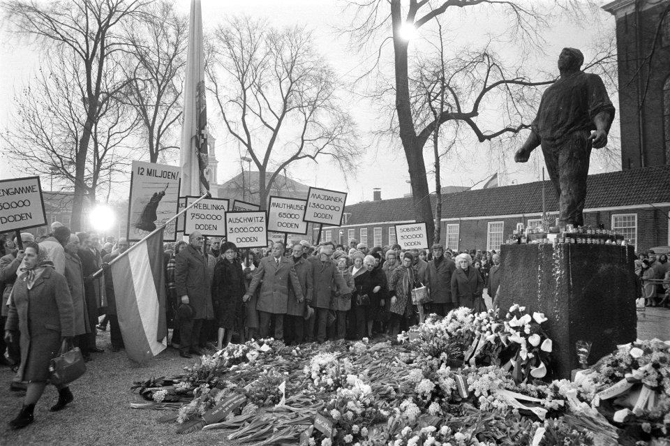 Herdenking februaristaking overzicht kranslegging en protestborden tegen vrijla, Bestanddeelnr 925-4112