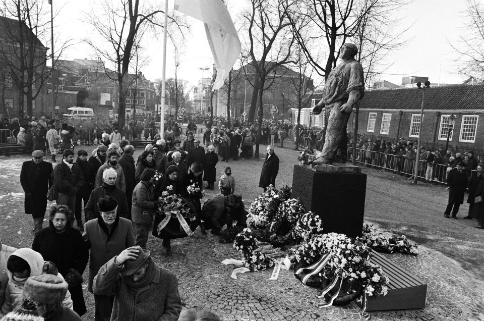 Herdenking februari-staking op J. D. Meyerplein te Amsterdam voor de 40e keer, Bestanddeelnr 933-5784