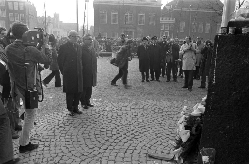 Herdenking februaristaking stoet met protestborden, Bestanddeelnr 925-4134